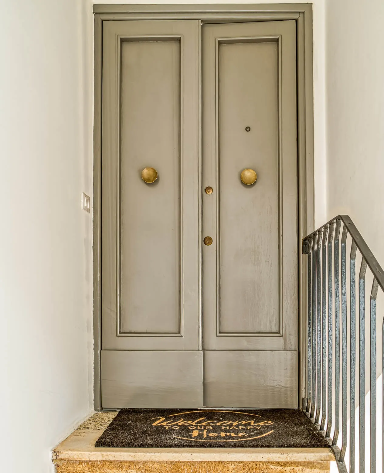 Il portone d’ingresso di Casa Checca