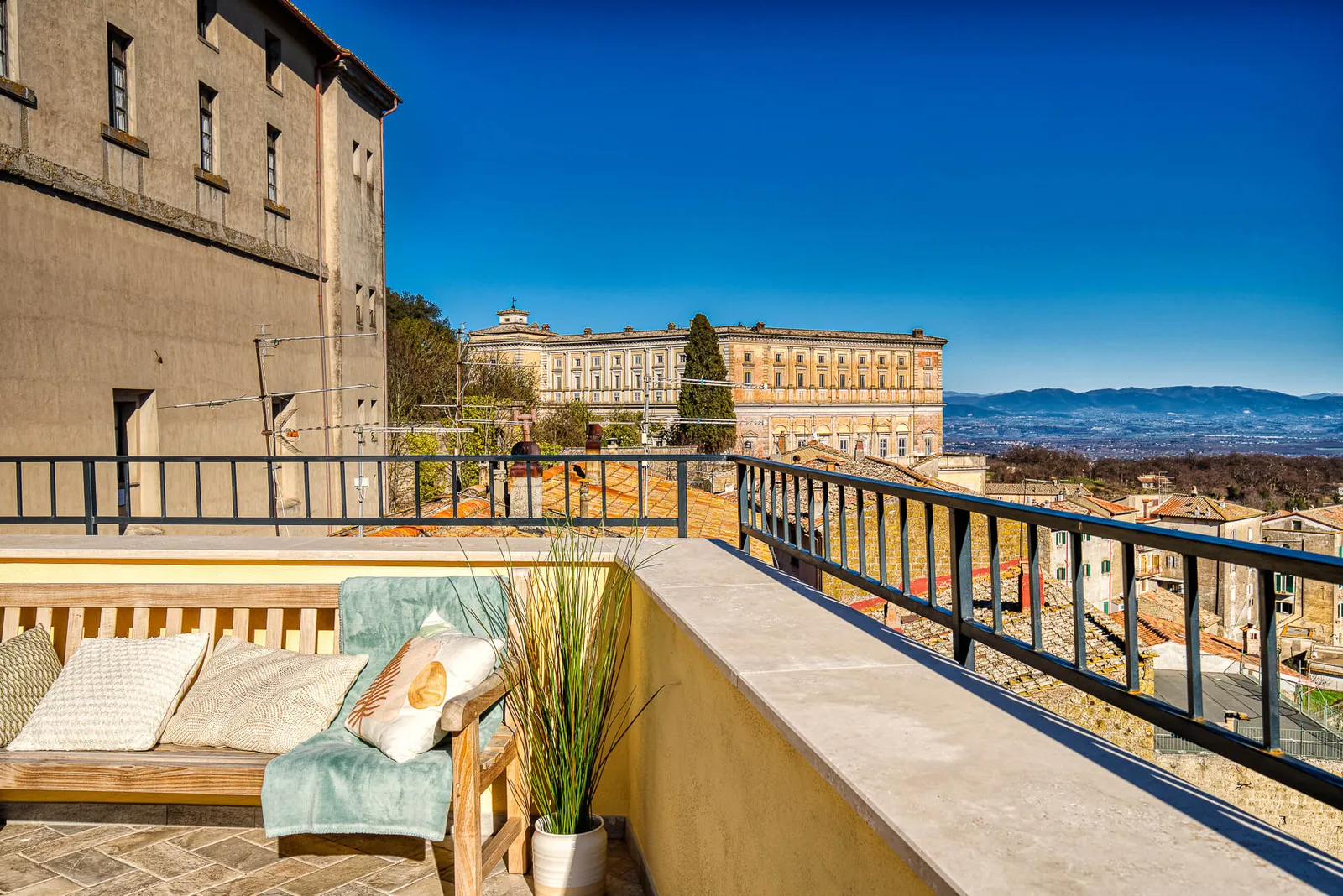 Il tavolo in terrazza con vista sui tetti