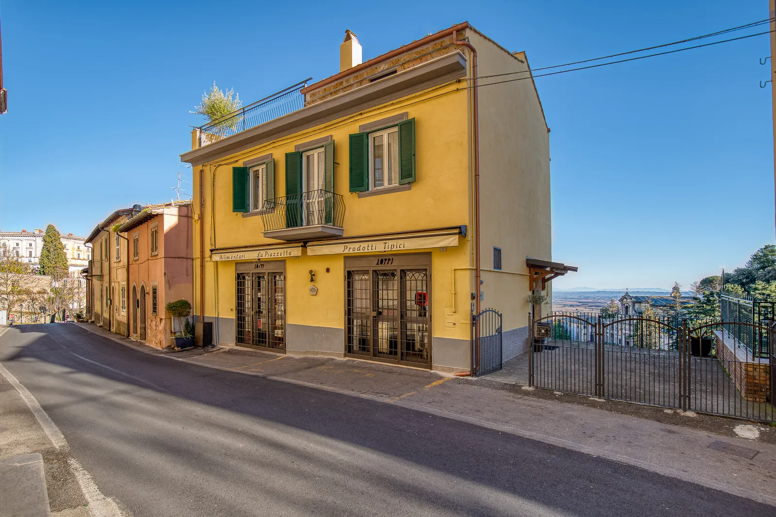 La facciata gialla della casa sulla strada di Caprarola