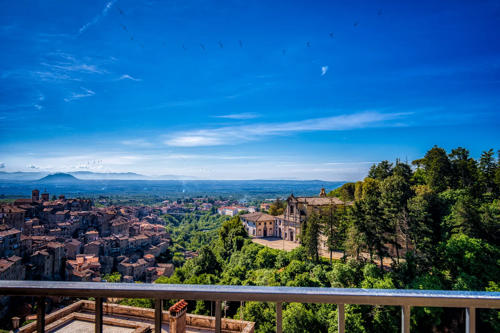 Il panorama dalla terrazza di Casa Checca su Caprarola
