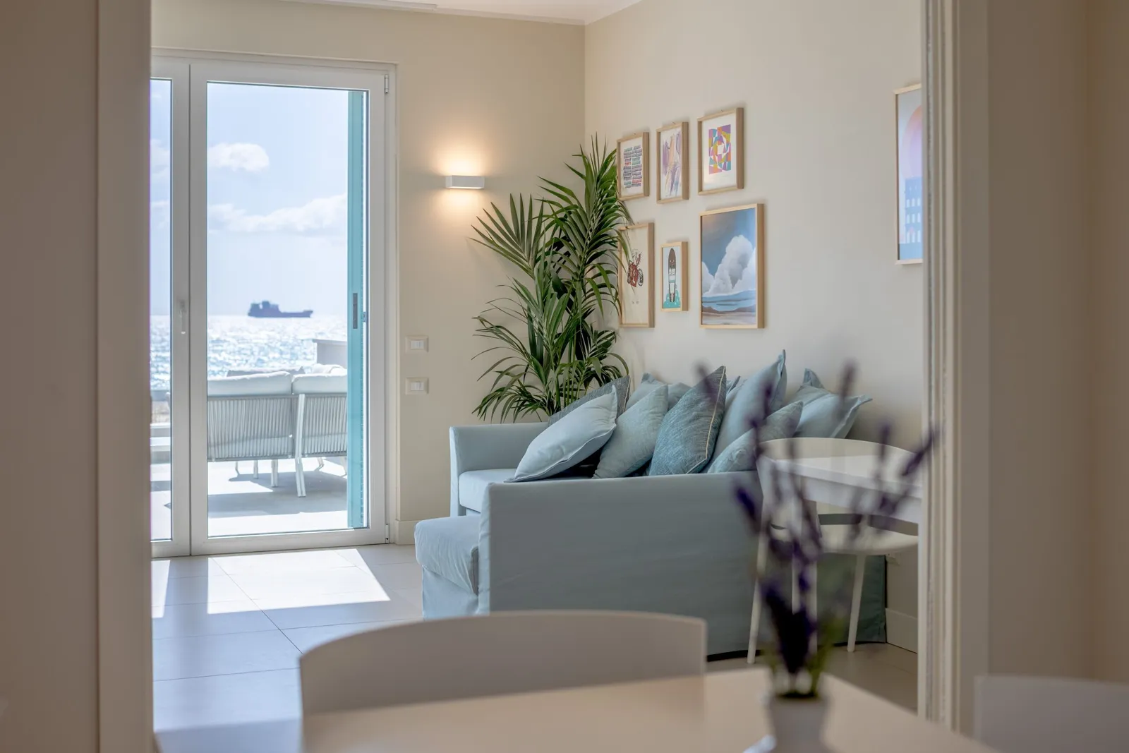 Il salotto di una suite con la vista sul mare